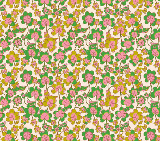 Green clvoers on a peach background